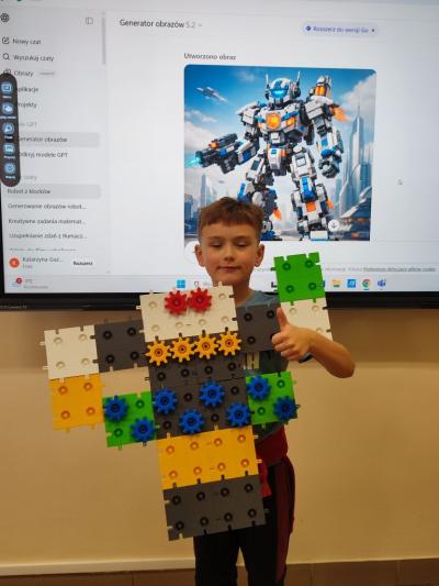 Uczniowie prezentujący projekty swoich prac z wykorzystaniem klocków KORBO