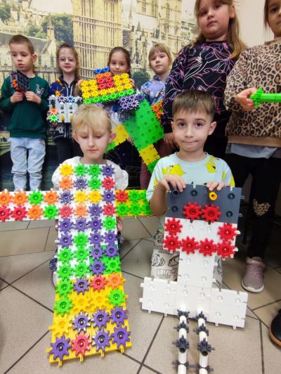 Uczniowie prezentujący projekty swoich prac z wykorzystaniem klocków KORBO