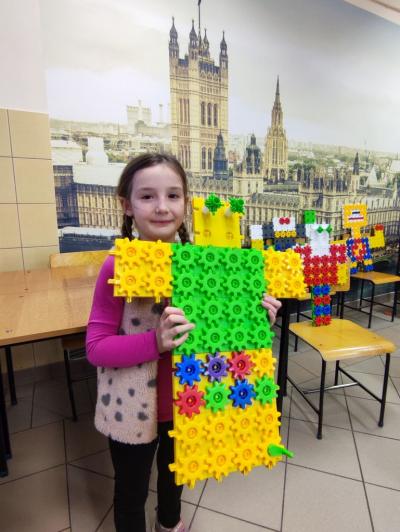 Uczniowie prezentujący projekty swoich prac z wykorzystaniem klocków KORBO