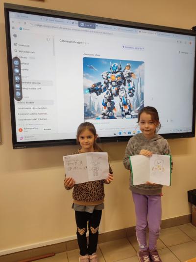 Uczniowie prezentujący projekty swoich prac z wykorzystaniem klocków KORBO