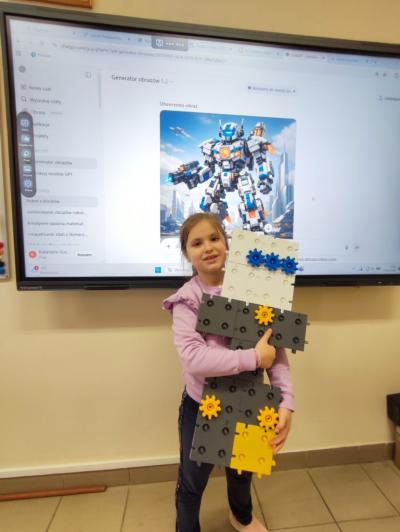 Uczniowie prezentujący projekty swoich prac z wykorzystaniem klocków KORBO