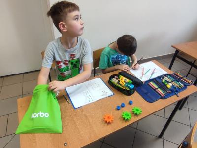 Uczniowie w czasie realizacji zadań z klockami Korbo