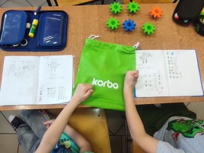 Uczniowie w czasie realizacji zadań z klockami Korbo