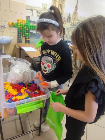 Uczniowie w czasie realizacji zadań z klockami Korbo