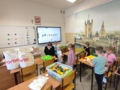 Uczniowie w czasie realizacji zadań z klockami Korbo