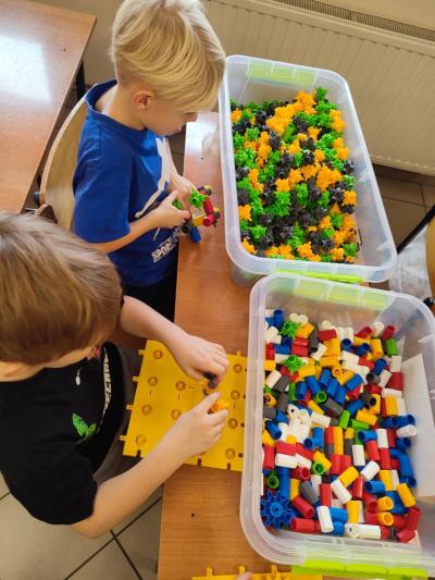 Uczniowie w czasie realizacji zadań z klockami Korbo