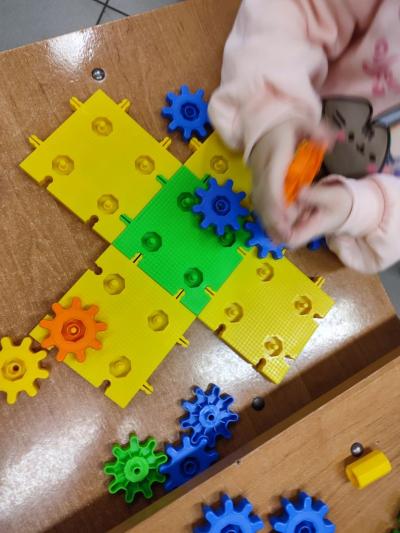 Uczniowie w czasie realizacji zadań z klockami Korbo