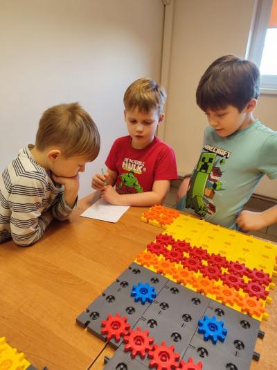 Uczniowie w czasie realizacji zadań z klockami Korbo