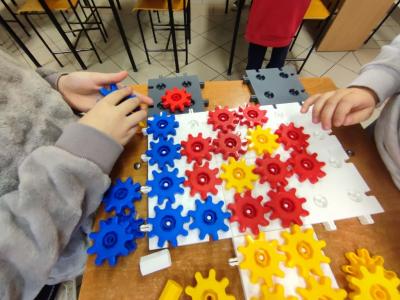 Uczniowie w czasie tworzenia projketu robota z klocków Korbo