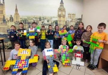 Modele robotów wykonane przez uczniów z klocków Korbo