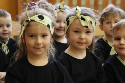 Przedszkolaki pozują do zdjęcia