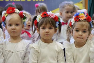 Przedszkolaki pozują do zdjęcia