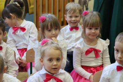 Przedszkolaki pozują do zdjęcia