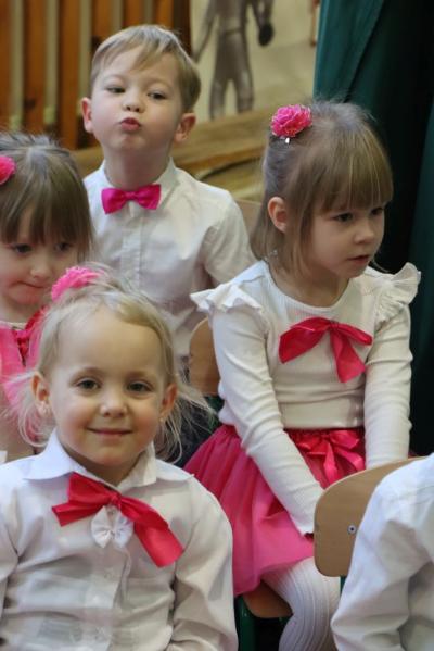 Przedszkolaki pozują do zdjęcia