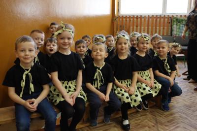 Przedszkolaki pozują do zdjęcia