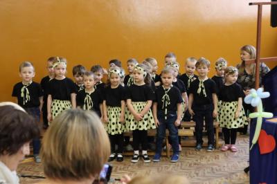 Grupa przedszkola Misie pozuje do zdjęcia obok sceny.