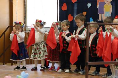 Dzieci z grupy Krasnale występują na scenie w góralskich strojach