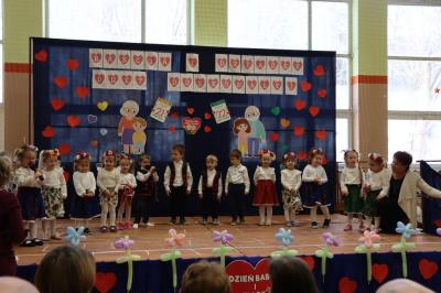 Dzieci z grupy Krasnale występują na scenie w góralskich strojach