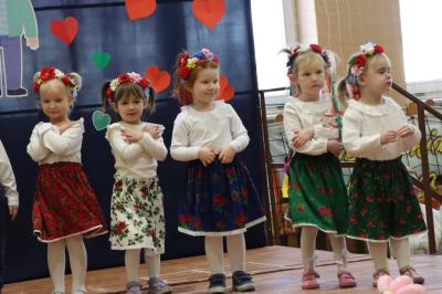 Dzieci z grupy Krasnale występują na scenie w góralskich strojach