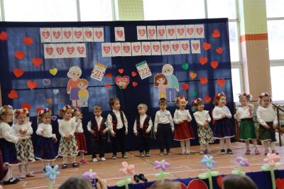 Dzieci z grupy Krasnale występują na scenie w góralskich strojach