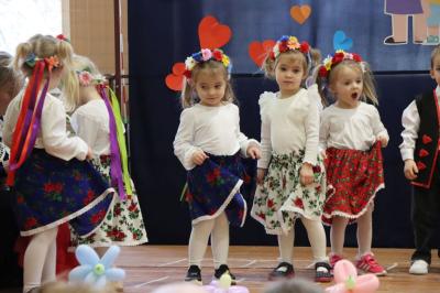 Dzieci z grupy Krasnale występują na scenie w góralskich strojach