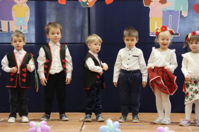 Dzieci z grupy Krasnale występują na scenie w góralskich strojach