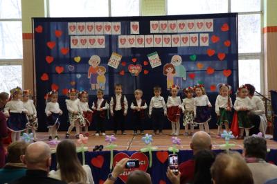 Dzieci z grupy Krasnale występują na scenie w góralskich strojach