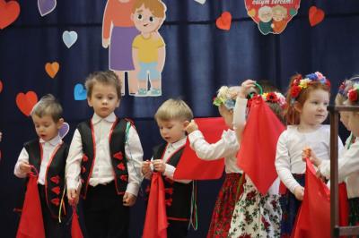 Dzieci z grupy Krasnale występują na scenie w góralskich strojach
