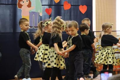 Przedszkolaki z grupy Misie występują na scenie w czarno-żółtych strojach