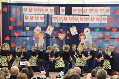 Przedszkolaki z grupy Misie występują na scenie w czarno-żółtych strojach