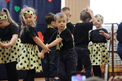 Przedszkolaki z grupy Misie występują na scenie w czarno-żółtych strojach