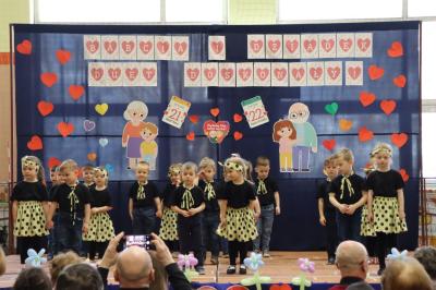 Przedszkolaki z grupy Misie występują na scenie w czarno-żółtych strojach