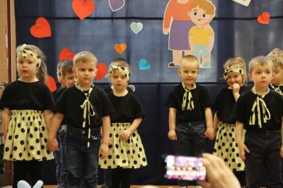 Przedszkolaki z grupy Misie występują na scenie w czarno-żółtych strojach