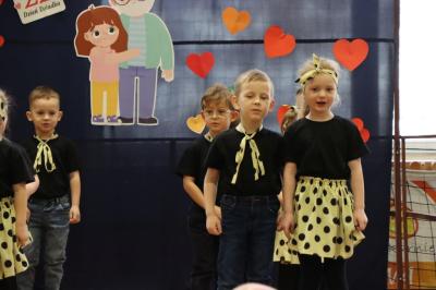 Przedszkolaki z grupy Misie występują na scenie w czarno-żółtych strojach