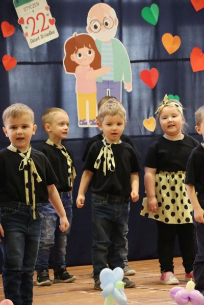 Przedszkolaki z grupy Misie występują na scenie w czarno-żółtych strojach