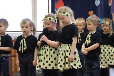 Przedszkolaki z grupy Misie występują na scenie w czarno-żółtych strojach