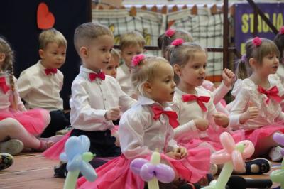 Przedszkolaki z grupy Sówki w odświętnych strojach występują na scenie