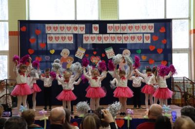 Przedszkolaki z grupy Sówki w odświętnych strojach występują na scenie