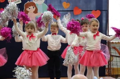 Przedszkolaki z grupy Sówki w odświętnych strojach występują na scenie