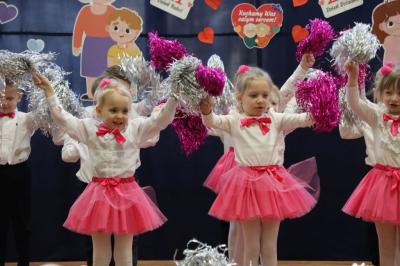 Przedszkolaki z grupy Sówki w odświętnych strojach występują na scenie