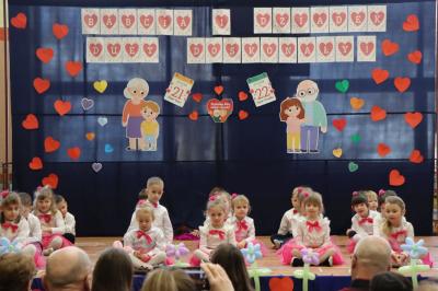 Przedszkolaki z grupy Sówki w odświętnych strojach występują na scenie