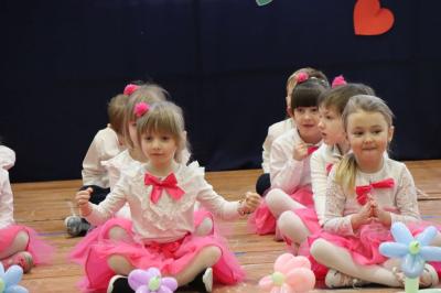 Przedszkolaki z grupy Sówki w odświętnych strojach występują na scenie