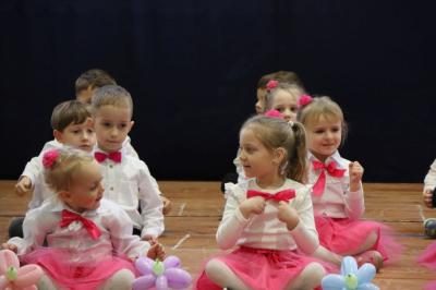 Przedszkolaki z grupy Sówki w odświętnych strojach występują na scenie
