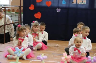 Przedszkolaki z grupy Sówki w odświętnych strojach występują na scenie