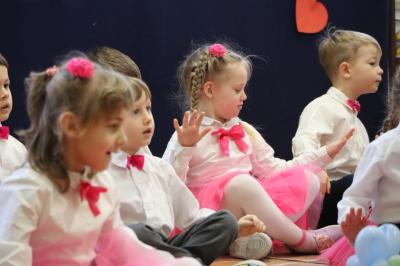 Przedszkolaki z grupy Sówki w odświętnych strojach występują na scenie
