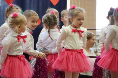 Przedszkolaki z grupy Sówki w odświętnych strojach występują na scenie