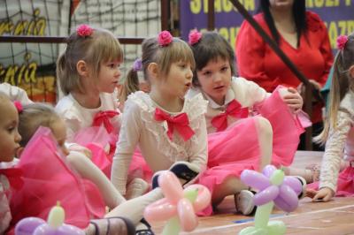 Przedszkolaki z grupy Sówki w odświętnych strojach występują na scenie