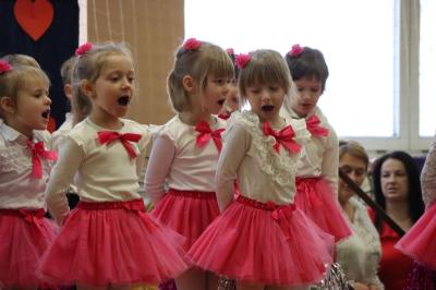Przedszkolaki z grupy Sówki w odświętnych strojach występują na scenie