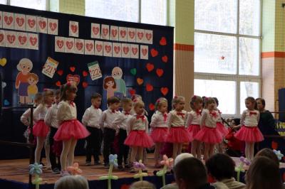 Przedszkolaki z grupy Sówki w odświętnych strojach występują na scenie