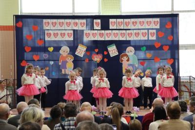 Przedszkolaki z grupy Sówki w odświętnych strojach występują na scenie